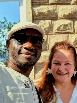 Die Gründer und Vorsitzende von Kinderhope CBO e. V. Die Gründer Dan Rolex Omondi und seine Frau Manuela Omondi vor dem Waisenhaus von Kinderhope CBO e. V. in Kisumu, Kenia, Afrika