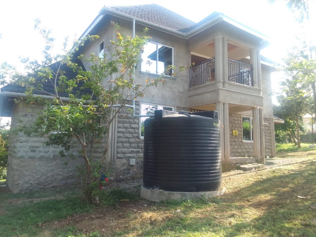 Außenansicht des Waisenhauses von Kinderhope CBO e. V. in Kisumu, Kenia, Afrika. Die Besonderheit, das Waisenhaus hat zusätzlich einen eigenen Wasserbrunnen / Wasserspeicher.