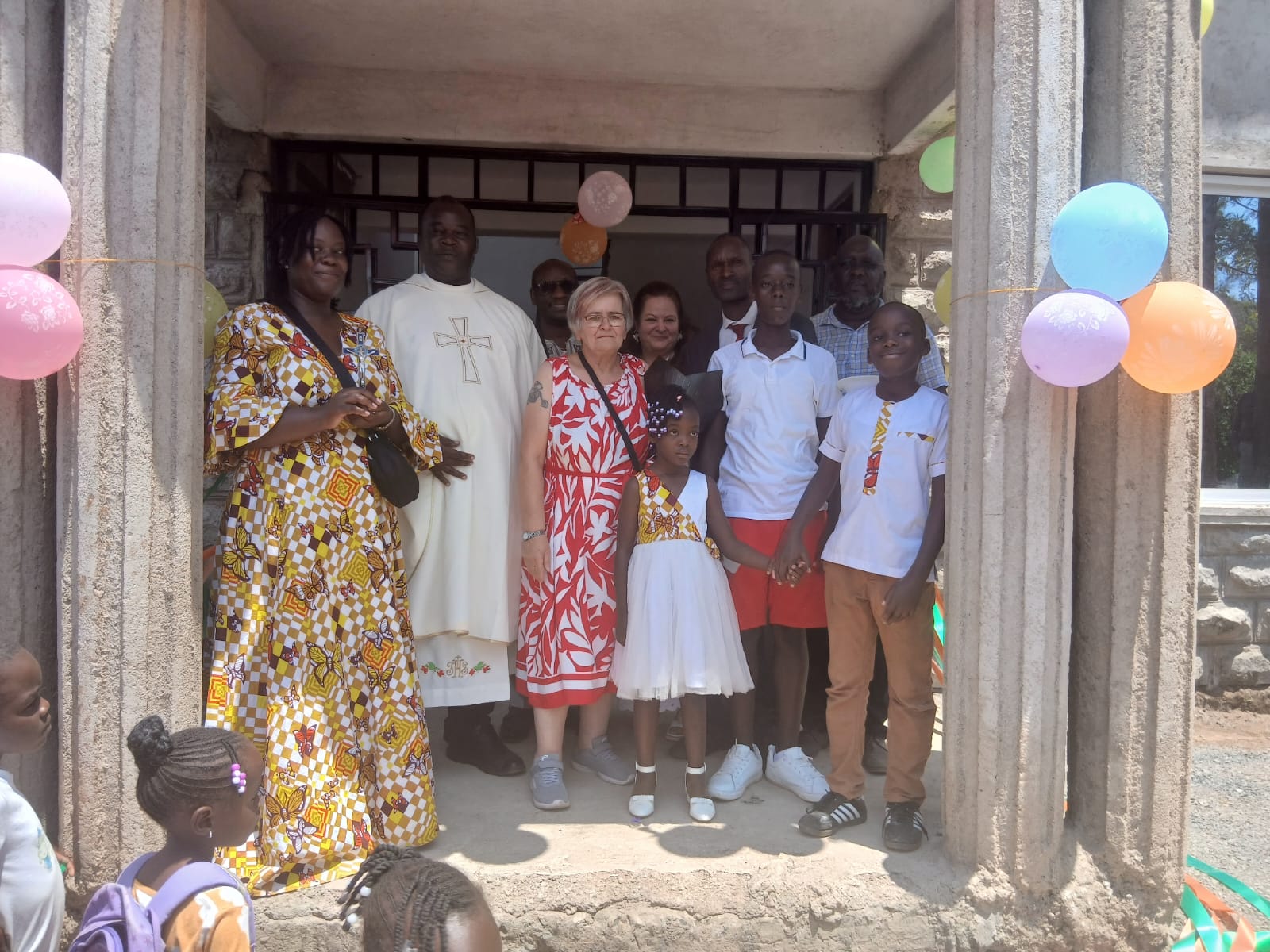 Ein Bild der Eröffnungsfeier vom Waisenhaus in Kisumu, Kenia, Afrika von Kinderhope CBO e. V. mit der kirchlichen Gemeinschaft und der Familie. Der Startschuss, um Kindern in Not ein Zuhause, Bildung und Zukunft zu geben. Children First!